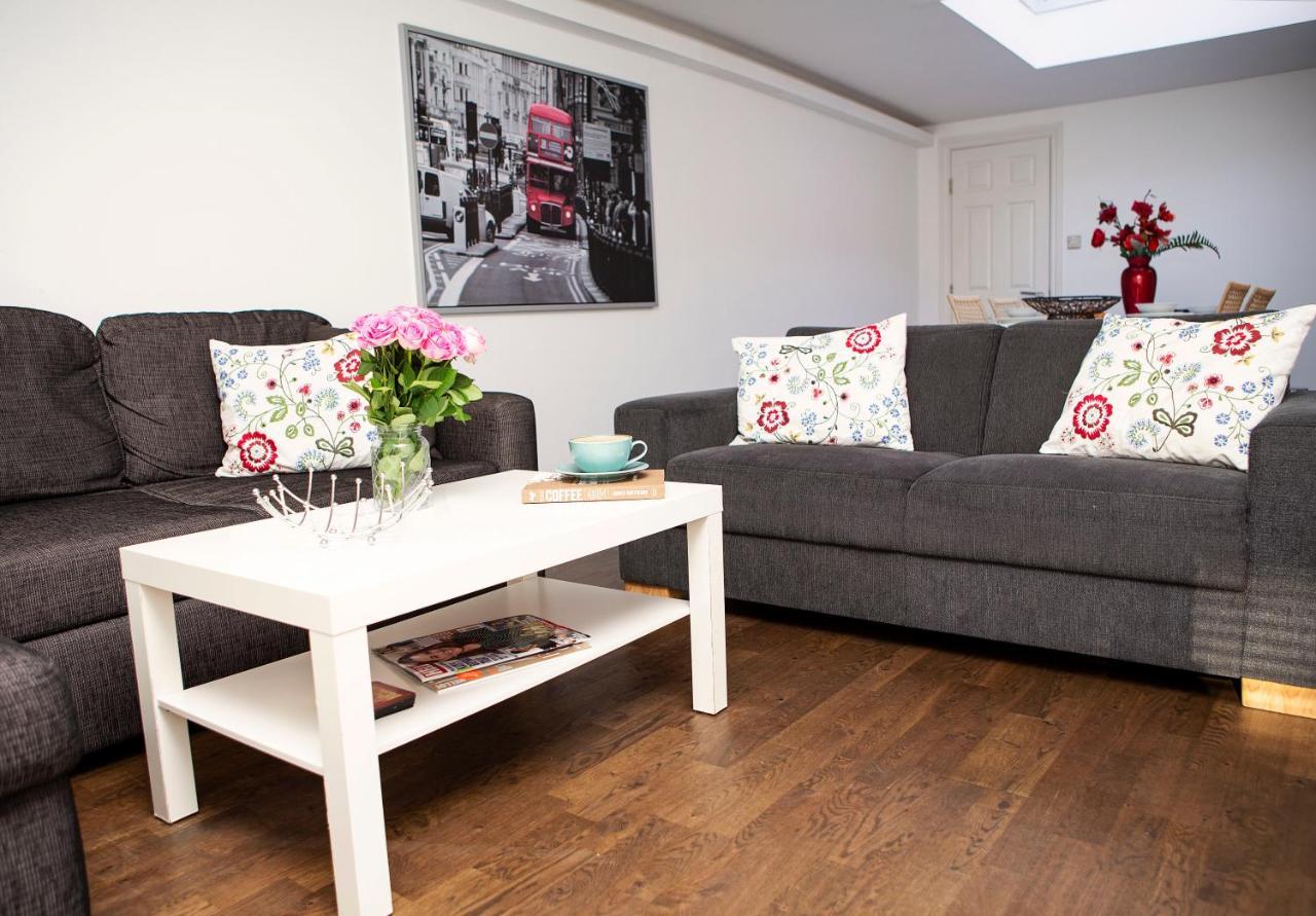 Apt 3, Trafalgar Sq Duplex, 3Rd & 4Th Floor By Indigo Flats Лондон Екстер'єр фото